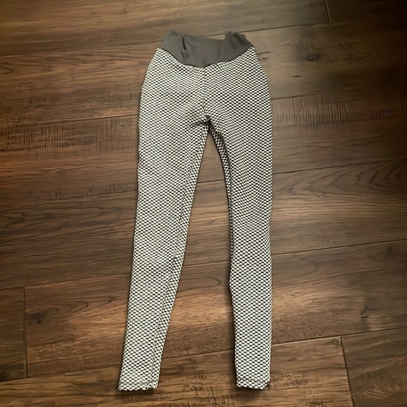 🐺 Fishnet Scrunch Leggings 🐺 - Picture 2 of 5